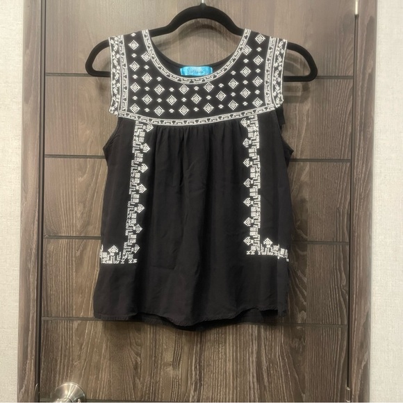 Buttons Embroidered Top - Picture 9 of 10